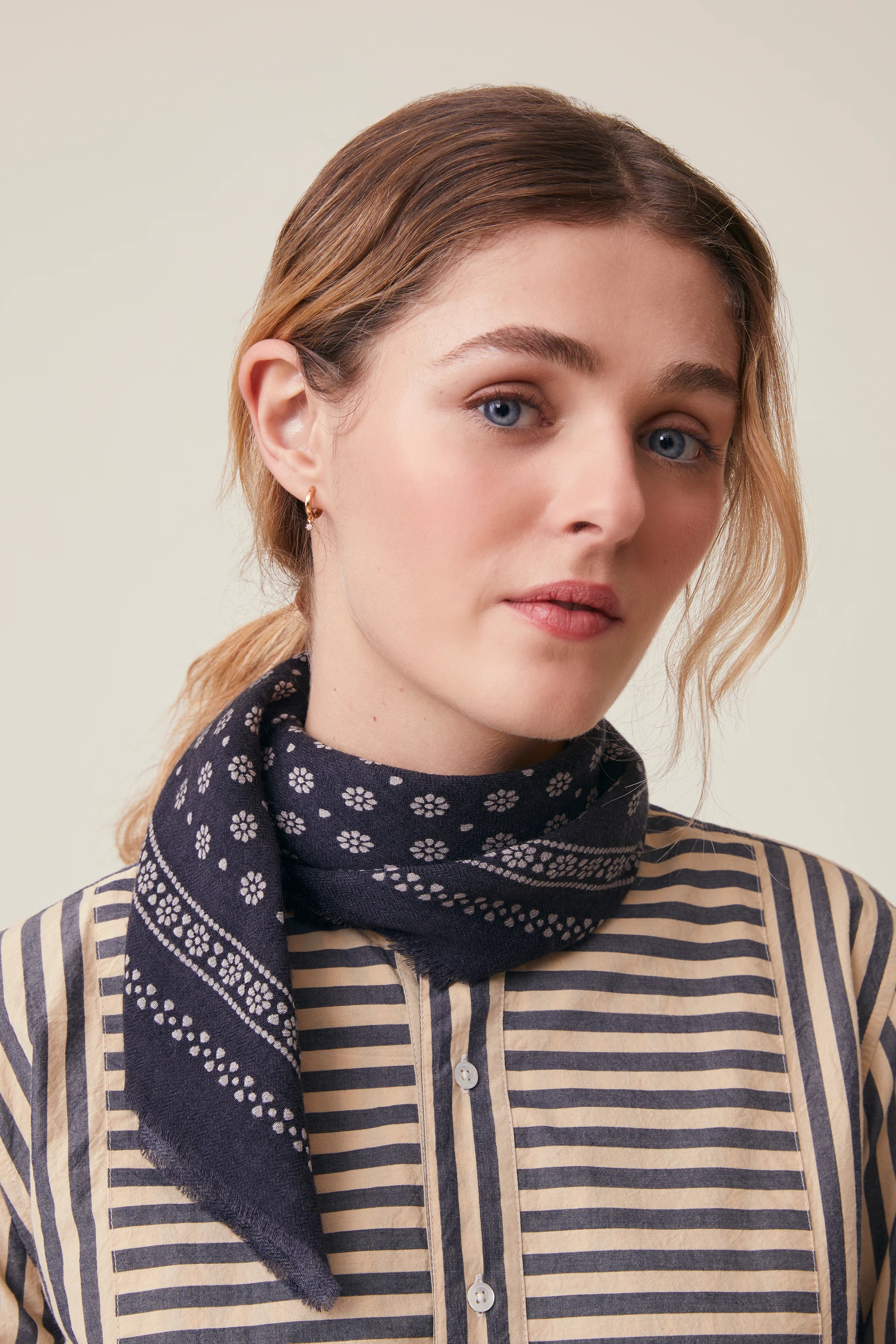 Moismont scarf Olaf No 676 Eyeliner