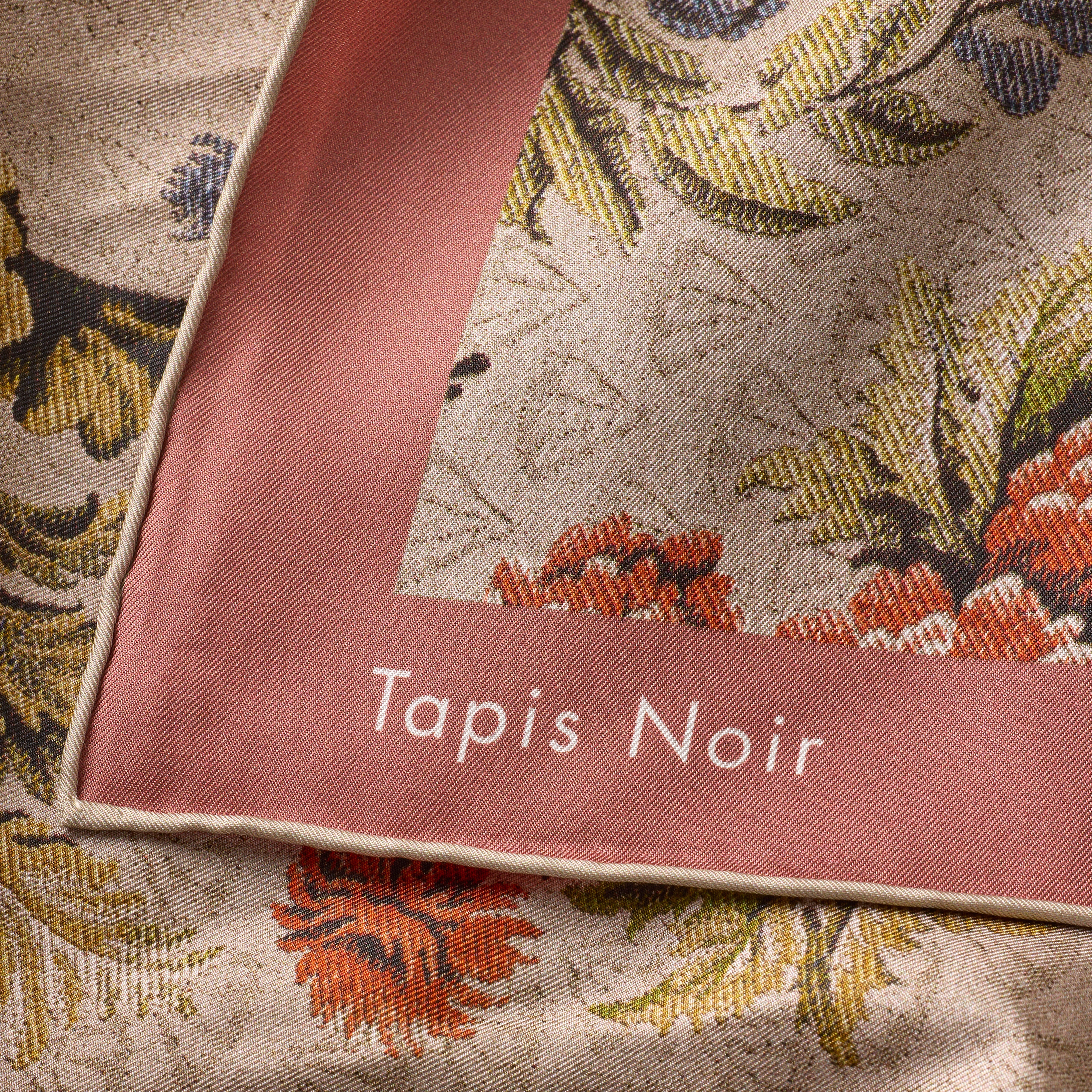 Tapis Noir classical Peach flower scarf