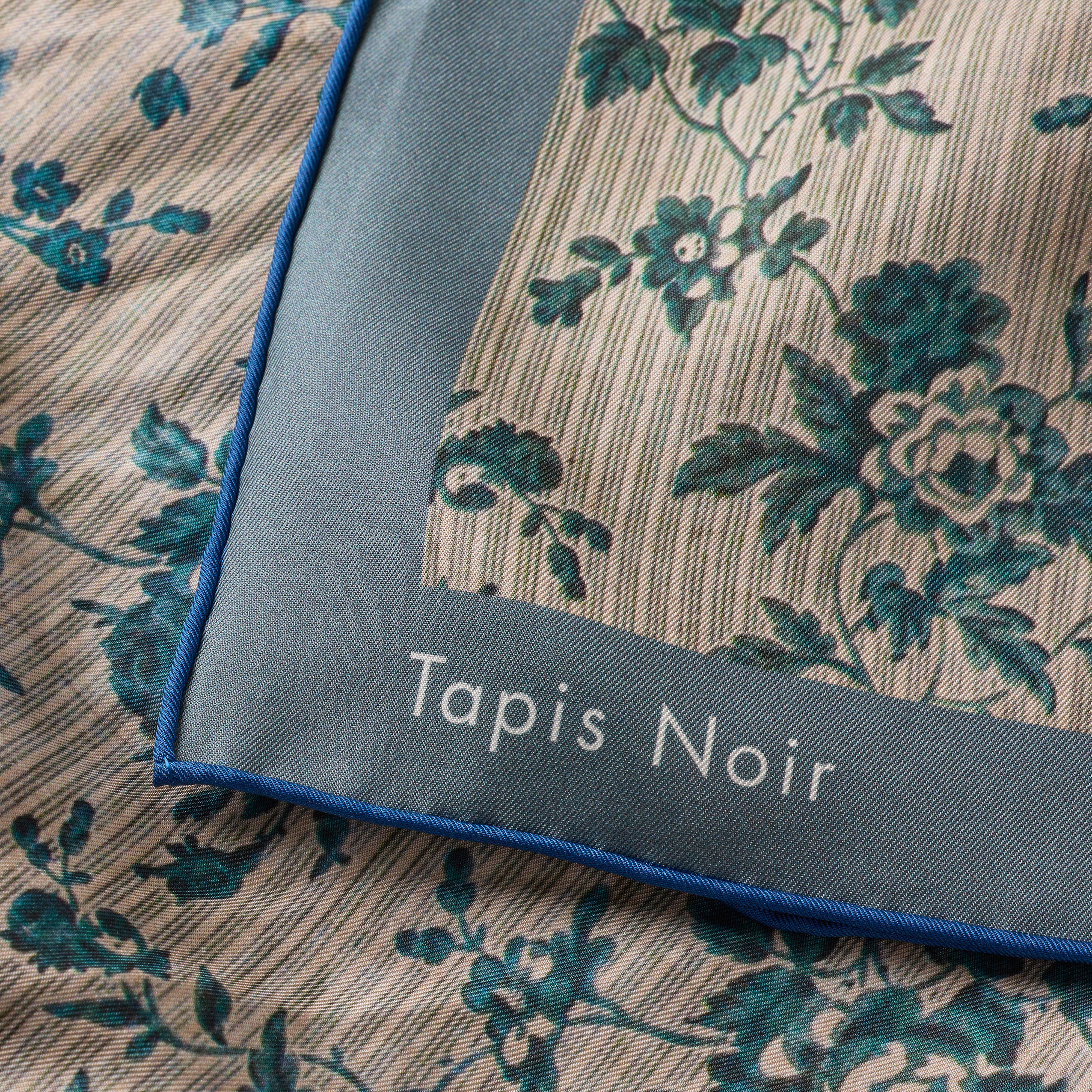 Tapis Noir classical Blue flower stripe scarf