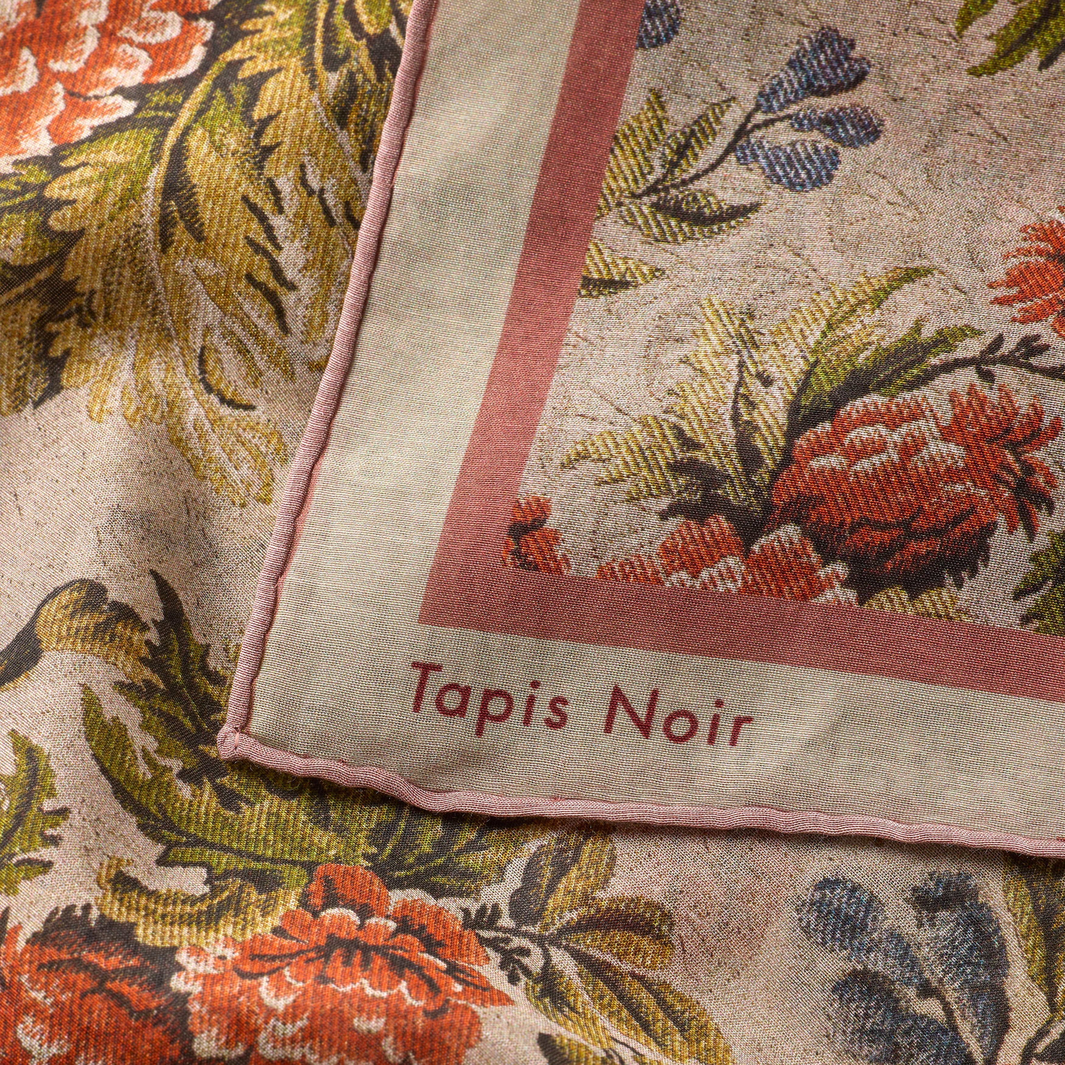 Tapis Noir light Peach flower scarf