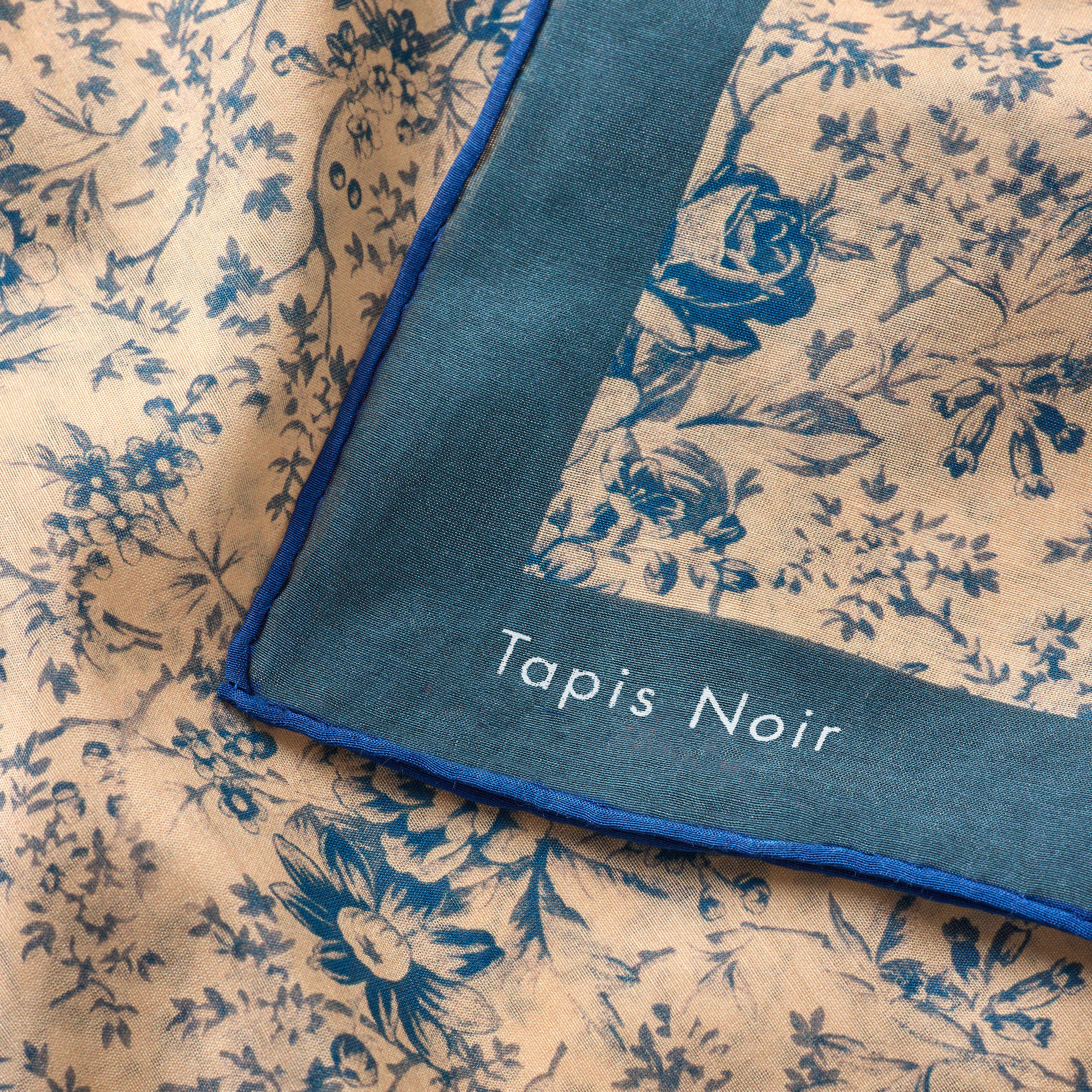 Tapis Noir light Blue flower toile scarf