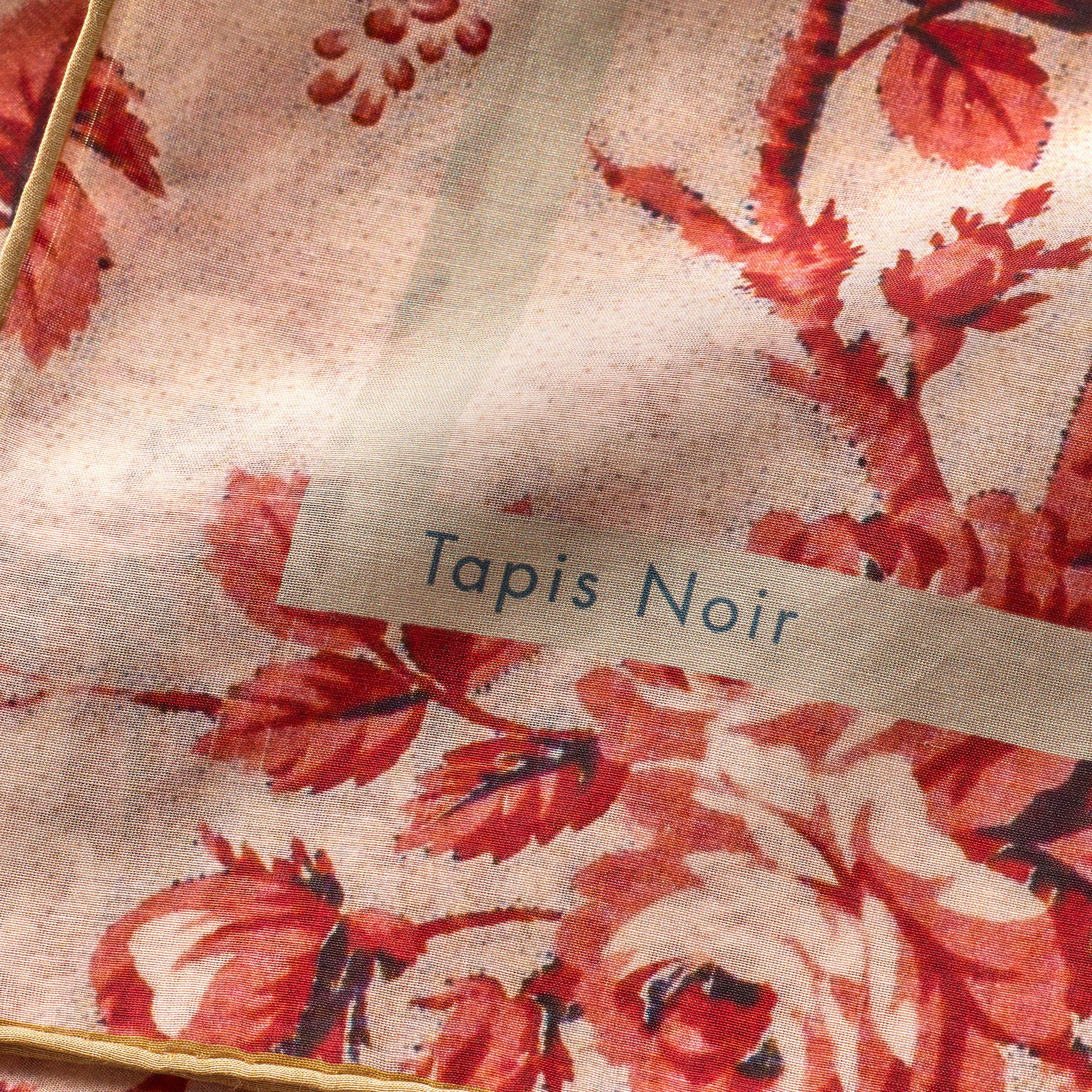 Tapis Noir light Red flower toile scarf