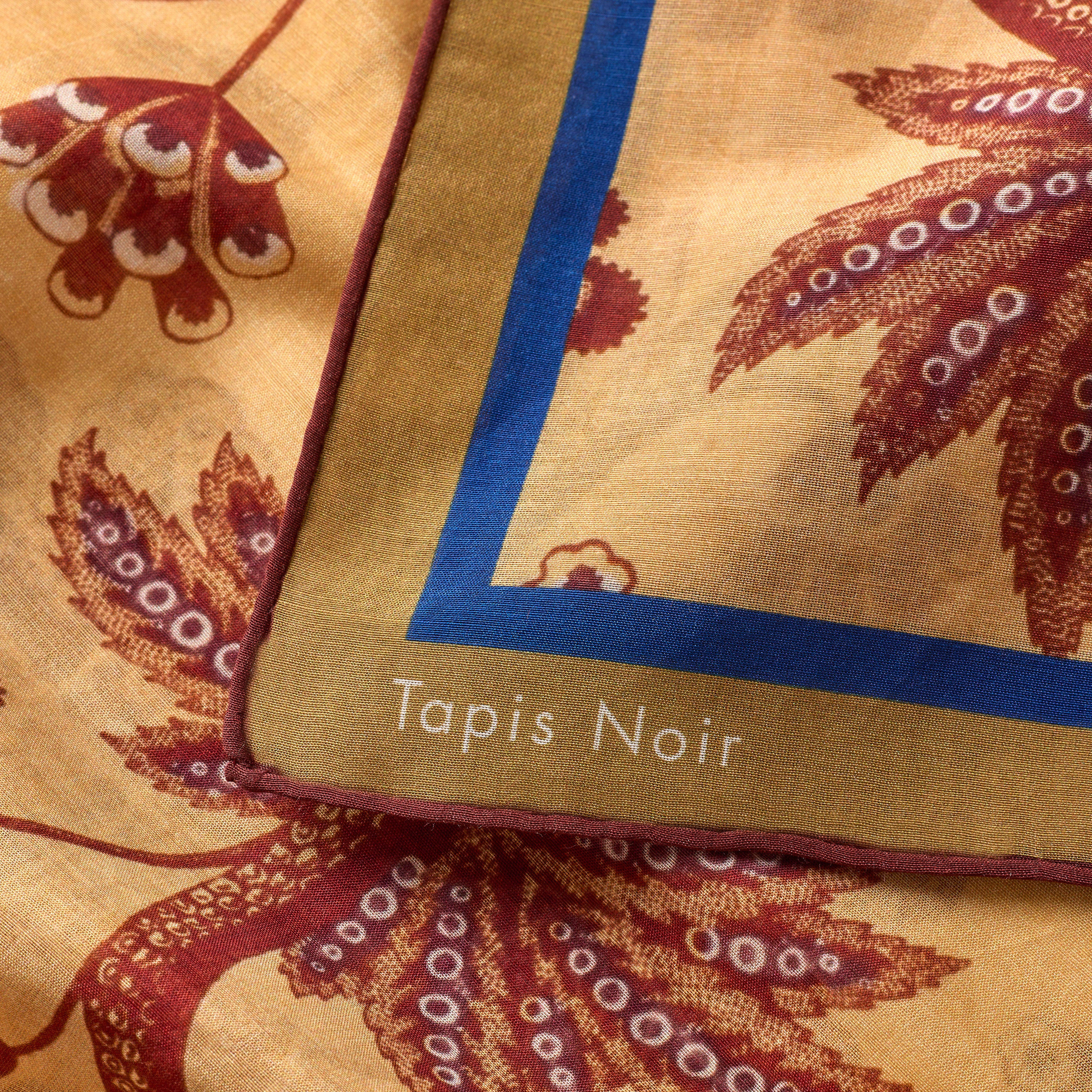 Tapis Noir light Brown flower scarf