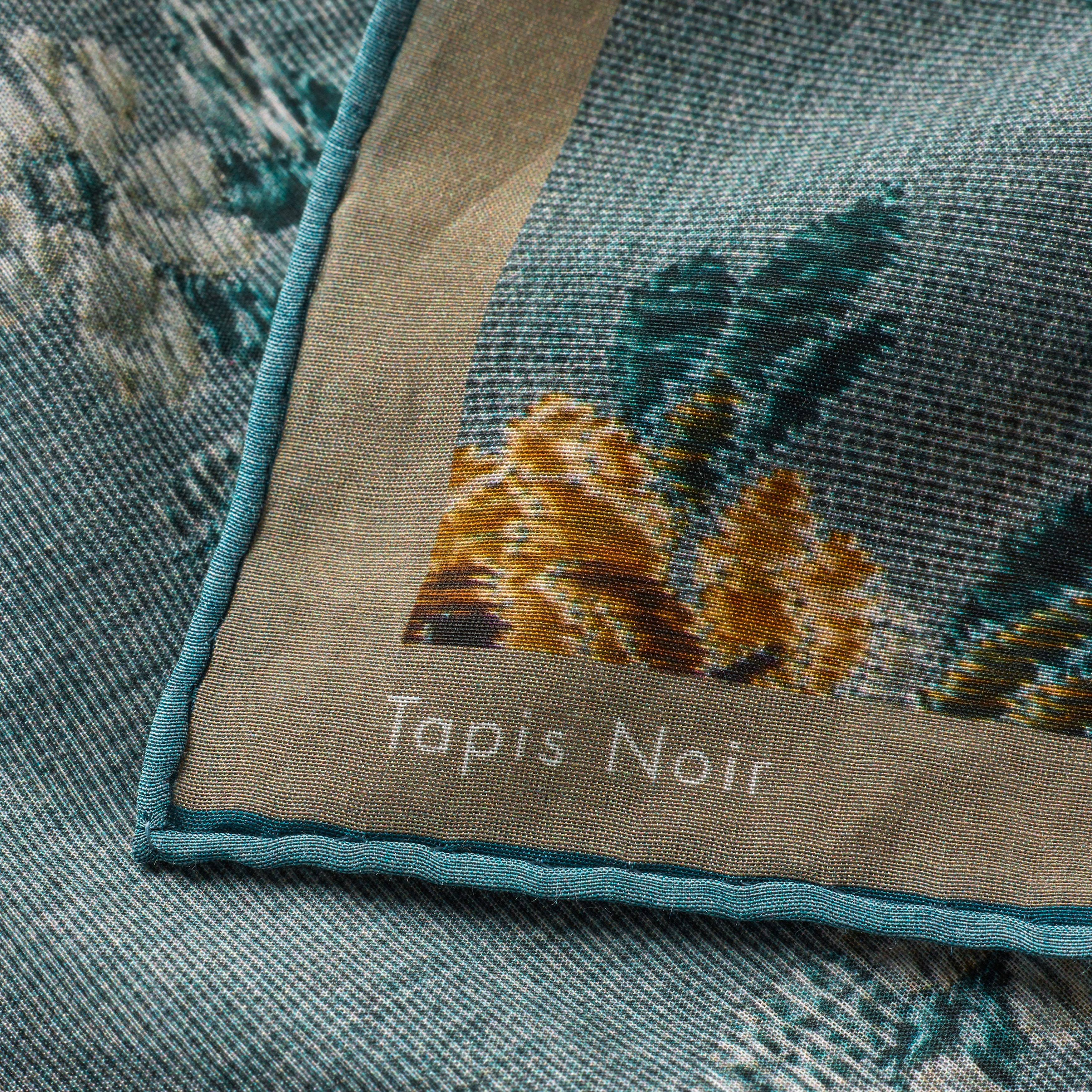 Tapis Noir Handkerchief Blue flower