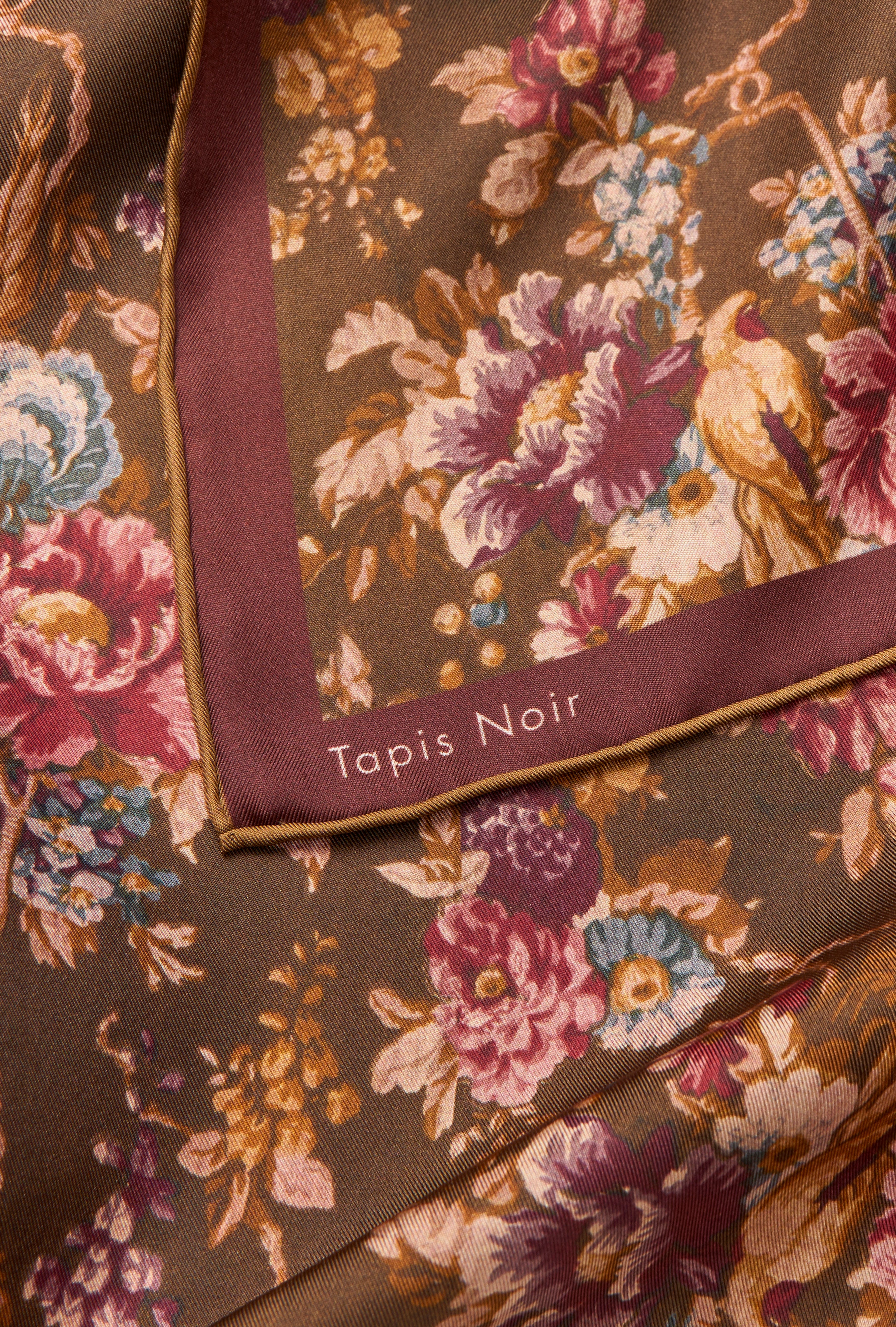 Tapis Noir classical Daisy scarf Brown